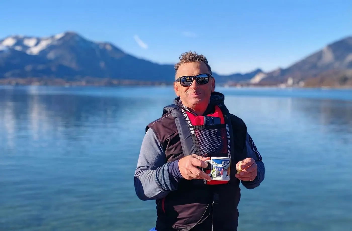Erwin Huber in Schwimmweste am Ufer eines Sees